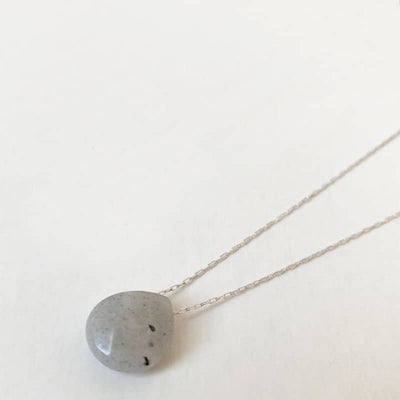 Caracol Delicate Necklace with Labradorite Stone Pendant - 
